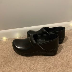 dansko black clogs woman’s size 38N , slightly peeling or the leather on sides